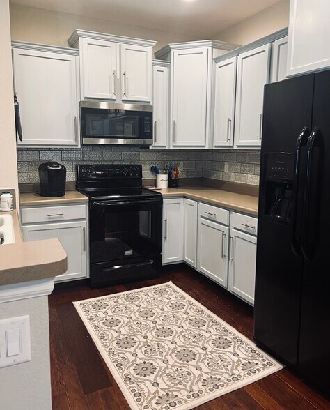 Kitchen opens to living room. - 4925 Hahns Peak Dr