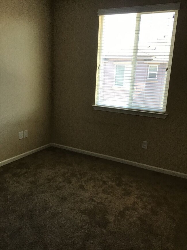 Building Photo - Luxury Living Awaits: Spacious Home with G...