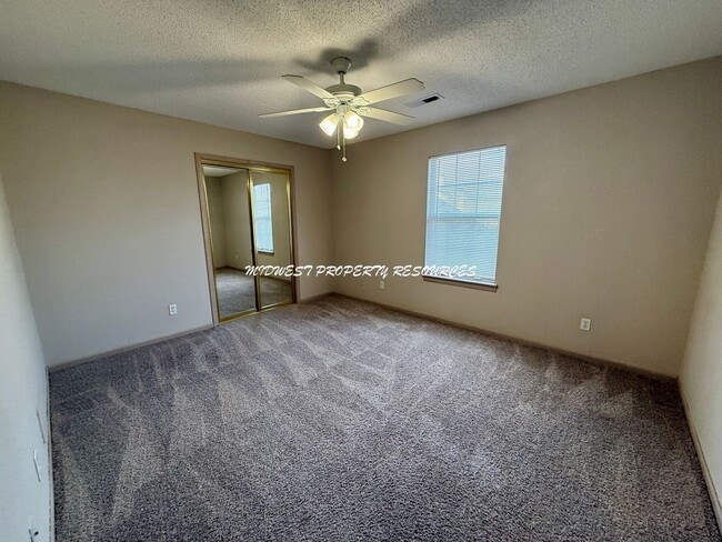 Building Photo - 2 Bedroom/2.5 Bath Townhome for Lease
