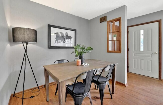 Building Photo - 211 E Meadowlark Rd