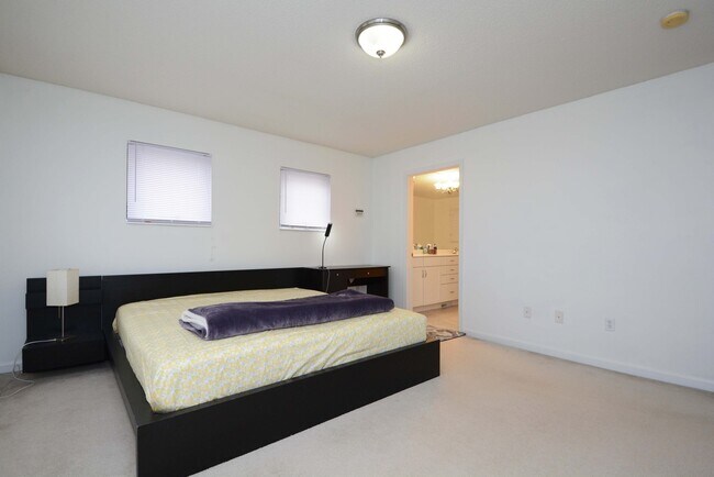Building Photo - 2-Bed, 3-Bath Townhouse in a Great Location!