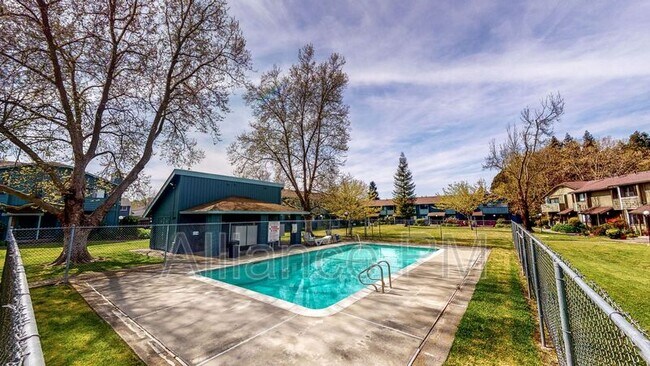 Building Photo - 221 College View Dr