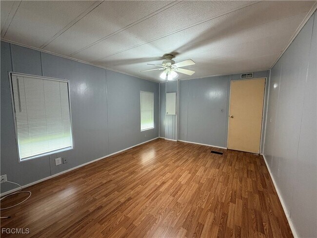 Building Photo - 106 Gaslight Ave