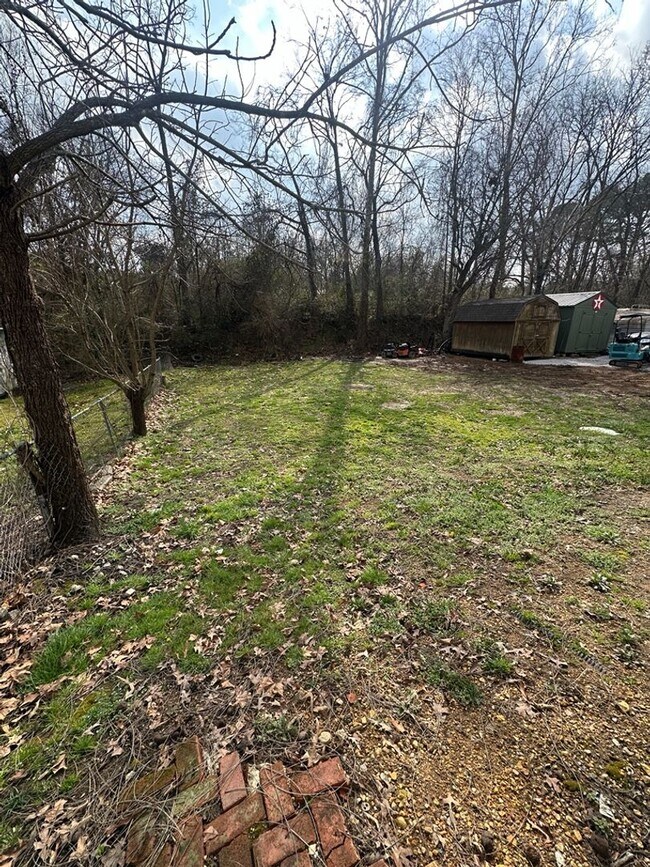 Building Photo - Fenced Yard! 2 Bedroom 1 Bathroom | Pet Friendly!