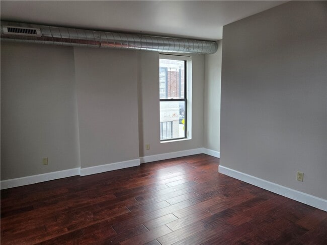 Building Photo - 320 East Ave