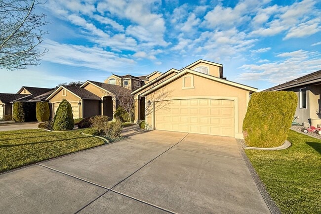 Building Photo - Beautiful 4-Bedroom Townhome in South Richland