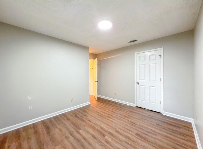 Building Photo - 1556 Twin Lakes Cir