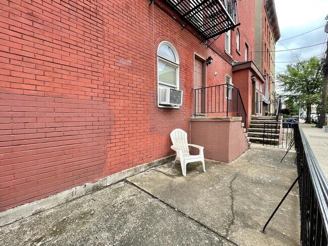 Building Photo - 415 1st St