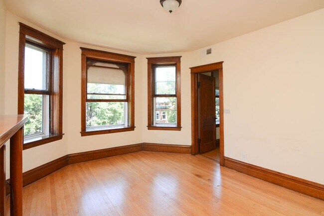 Building Photo - 2225 W Walton St