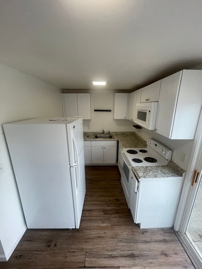 Building Photo - 2 Bedroom Town House!