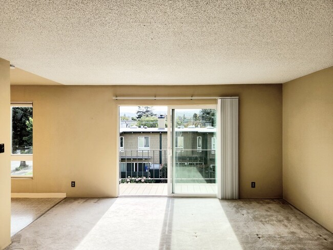 Building Photo - Woodlake Studio