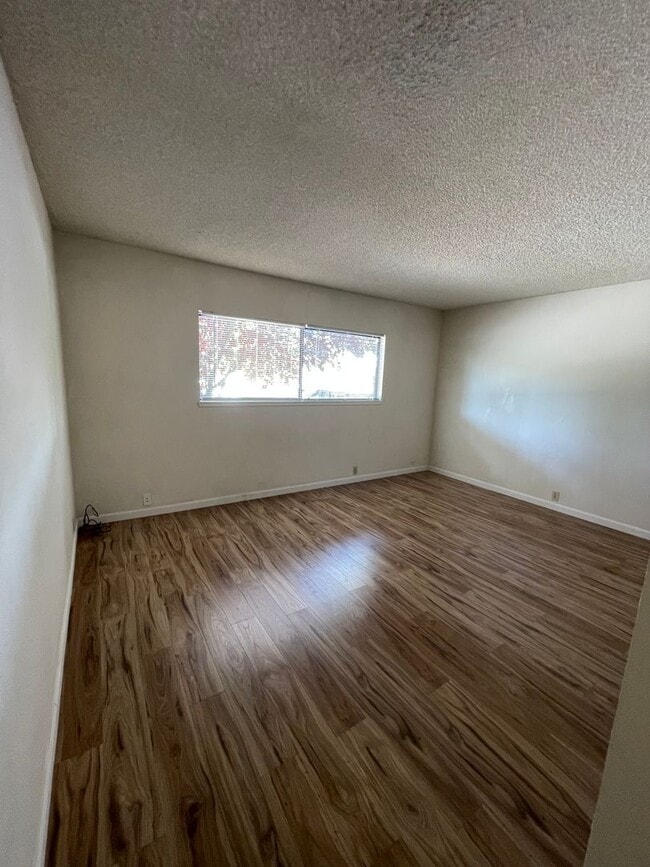 Building Photo - Updated 3 Bedroom Duplex in North Davis