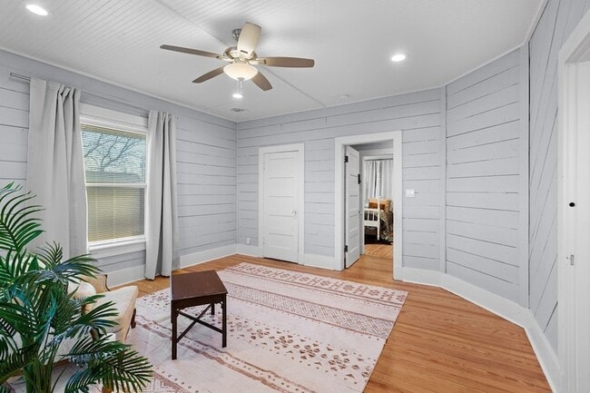 Building Photo - 915 N Center St