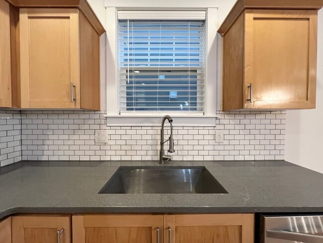 Building Photo - Beautiful 4 Bed, 2.5 Bath Home with Two Car Garage!