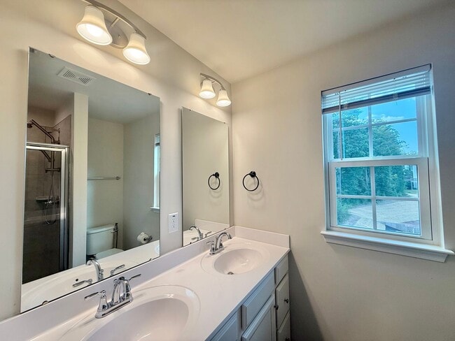 Building Photo - 1130 Romeria Dr