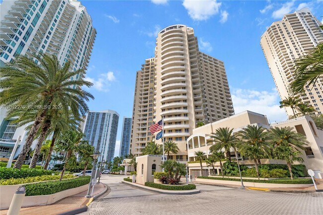 Building Photo - 888 Brickell Key Dr