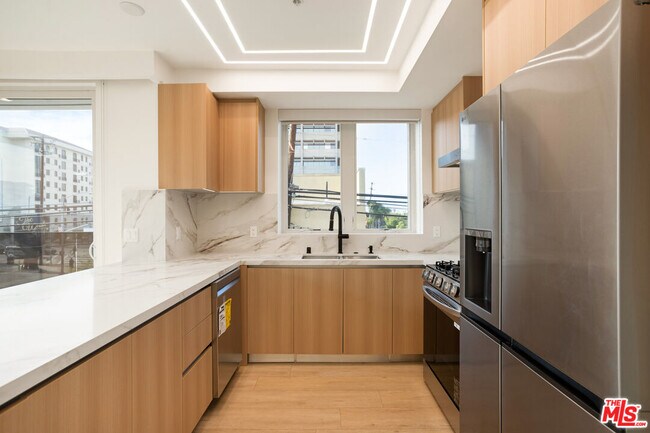Building Photo - 1414 S Beverly Dr
