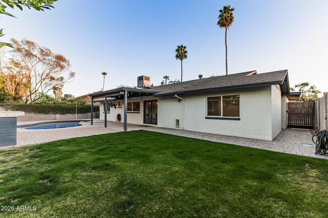 Building Photo - 3217 N Ellis St