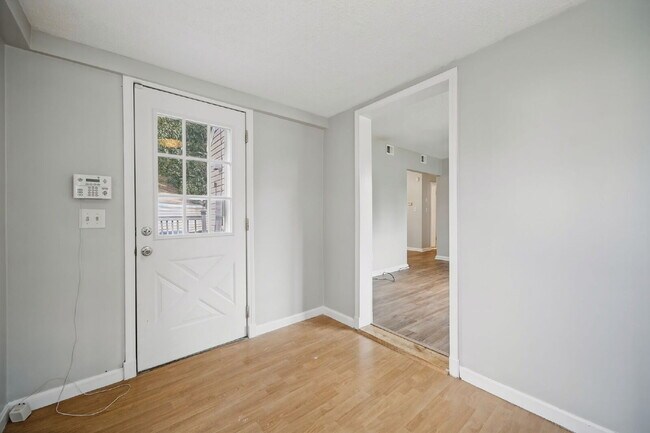 Building Photo - RARE FIND-4 BEDROOMS, 2 BATHROOMS, FENCED BACK YARD and GARAGE-PETS!!