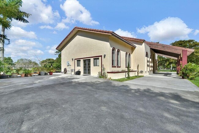 Building Photo - 5425 SW 190th Ave