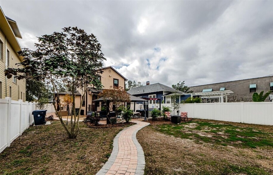 Building Photo - 308 E Ross Ave