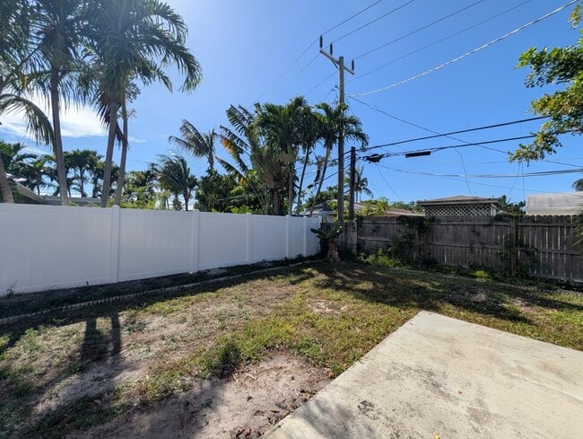 Building Photo - 621 NE 56th St