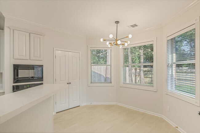 Building Photo - 71 N Queenscliff Cir