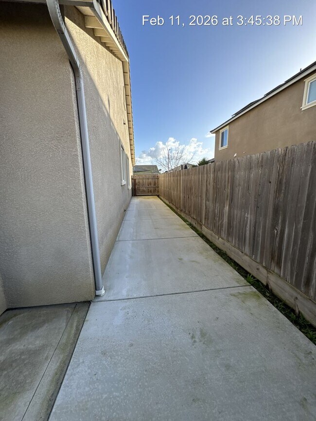 Building Photo - 4 Bedroom home! Rent Ready NW Visalia!