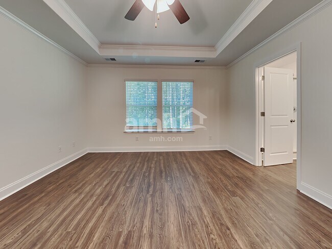 Building Photo - 223 S Live Oak Dr