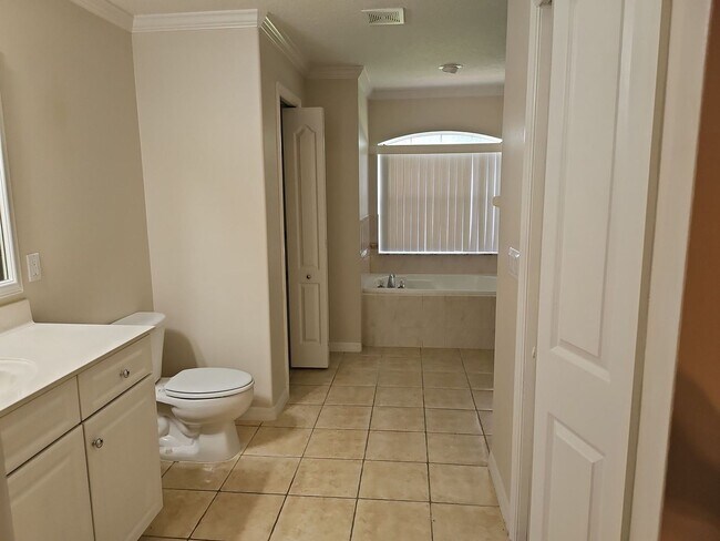 Building Photo - Beautiful 3-Bedroom, 2 bath Home with Screened Porch & Lawn CAre Included