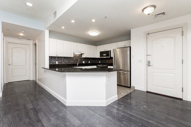 Building Photo - 614 Pond St