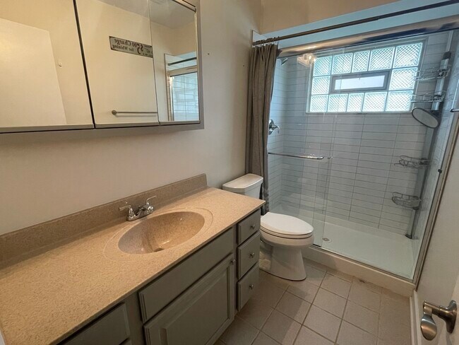 Building Photo - 594 Comstock Ave