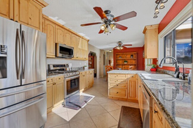 Building Photo - Stunning Doney Park Home