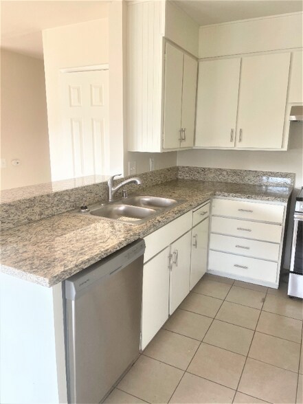 Building Photo - 506 Avenida Victoria