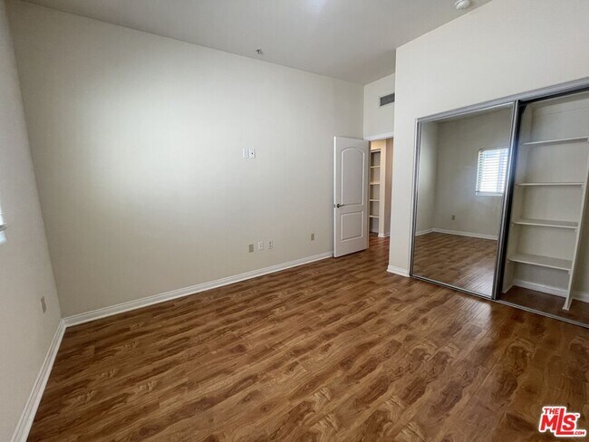 Building Photo - 15024 Magnolia Blvd