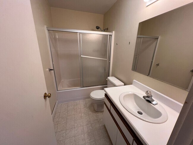 Building Photo - 2 Bedroom Duplex For Rent In Hood River