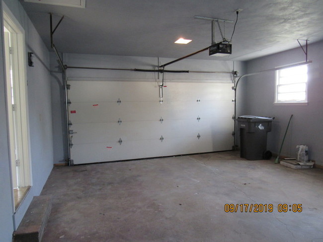 Building Photo - SECTION 8 ACCEPTED - 4550 S Keystone Ave