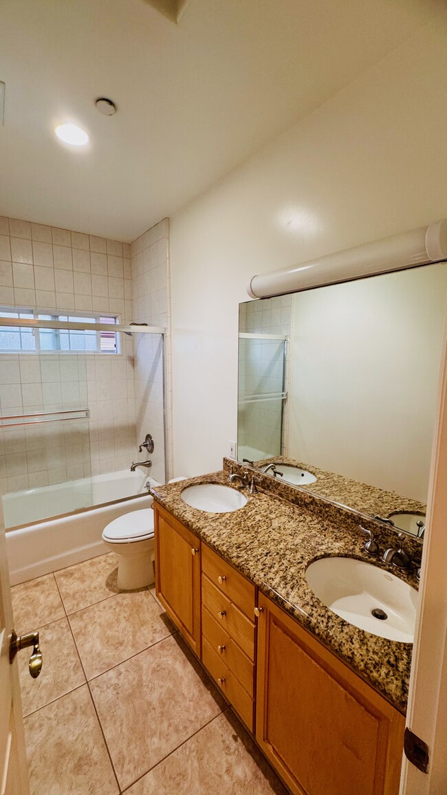 Large main hallway full bathroom between the 3 bedrooms - 2107 Plant Ave