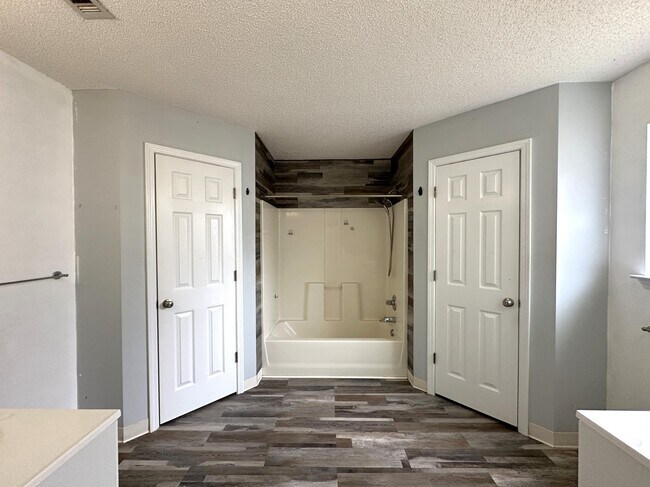 Building Photo - 139 Steeplechase Dr