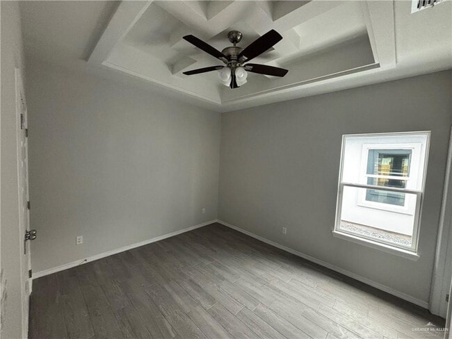 Building Photo - 909 Deluxe St