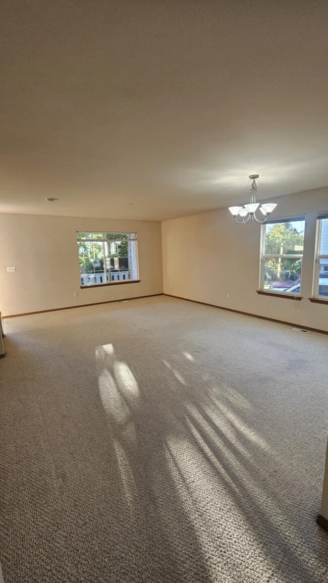 Building Photo - 1562 Packwood Ave