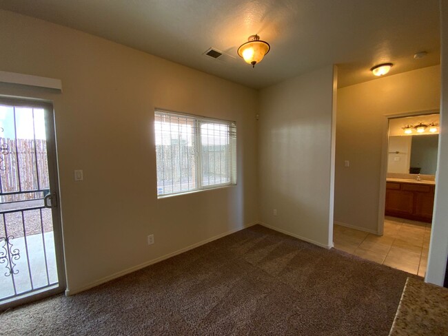 Building Photo - 3 Bedroom Town home Near 4th Street SW & B...