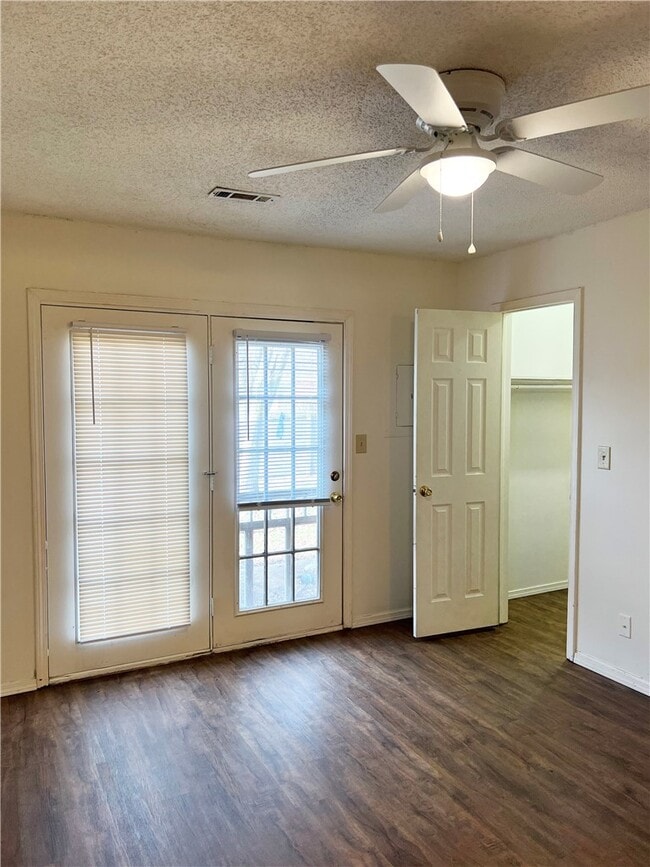 Building Photo - 5900 Samantha St