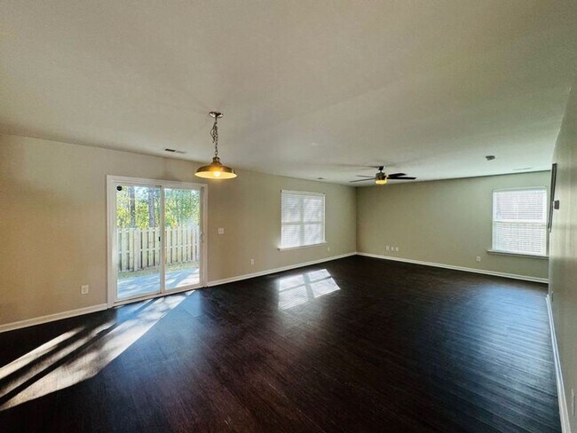Building Photo - 4 bed 2.5 bath located in The Links at Way...
