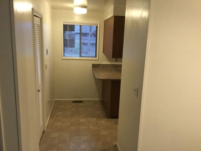 Building Photo - 3 bedroom 2 bathroom Duplex