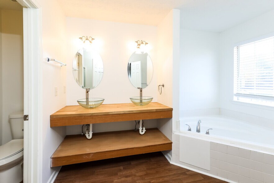 Building Photo - 10669 Daisy Cove