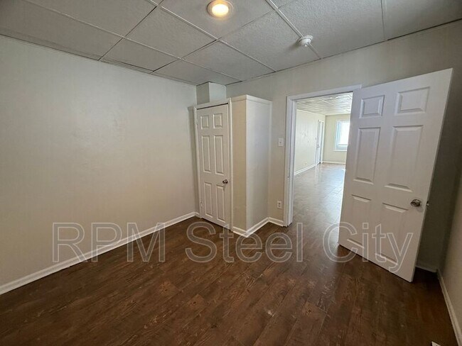 Building Photo - 927 E 1st St