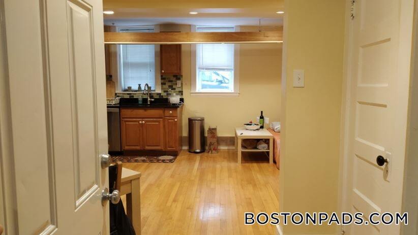 Building Photo - 156 Magazine St