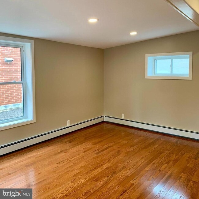 Building Photo - 738 Poplar St