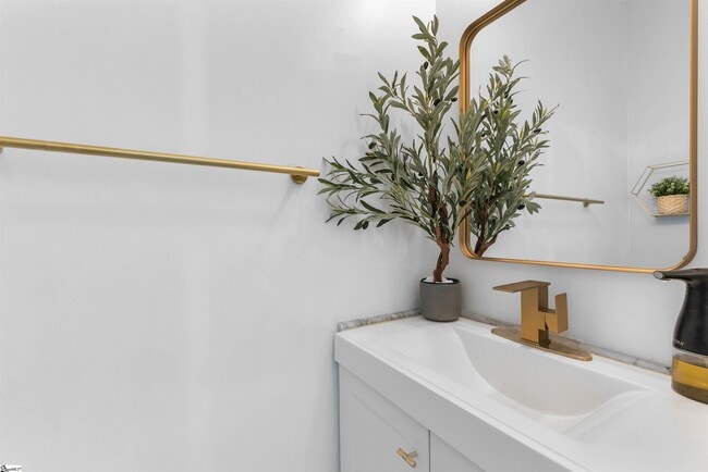 Building Photo - 154 S Lake Emory Dr